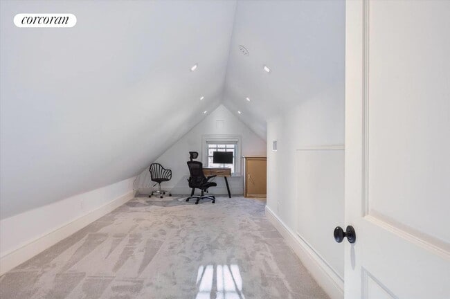 Building Photo - 30 Club Ln