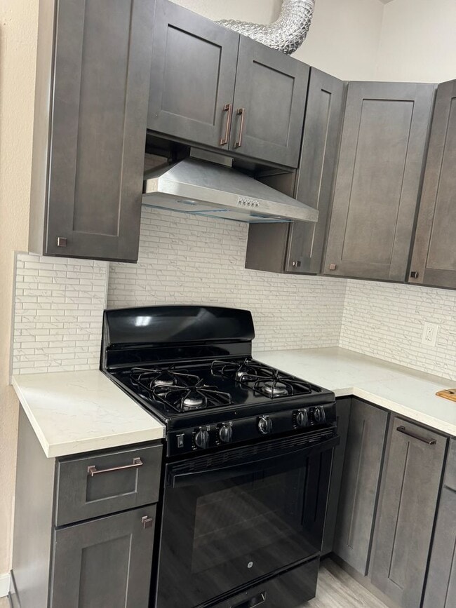 Building Photo - Comfortable room, has communal kitchenette, and bathrooms