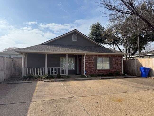 Building Photo - Rare Baylor Bubble Rental | Walk to Campus | 4 Bed / 3 Bath