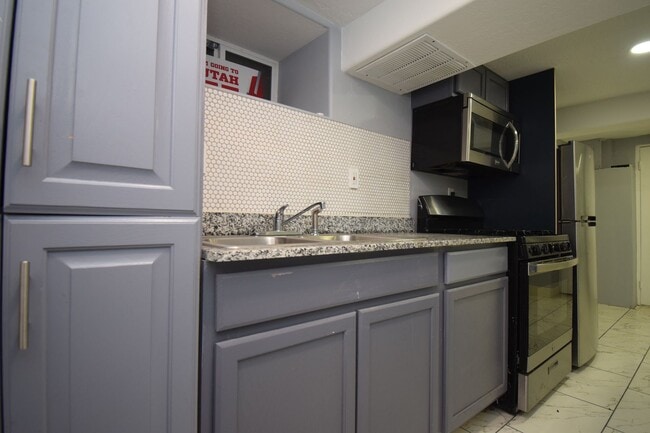 Building Photo - 2 Bed 1 Bath City Hideaway in SLC! Shops, Dining & Transit Nearby!!