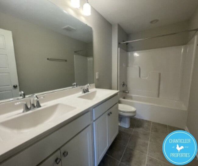 Building Photo - 764 Putney Hl Rd