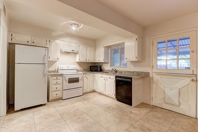 Building Photo - **SPECTACULAR - 2BEDROOM/3BATHROOM CONDO I...