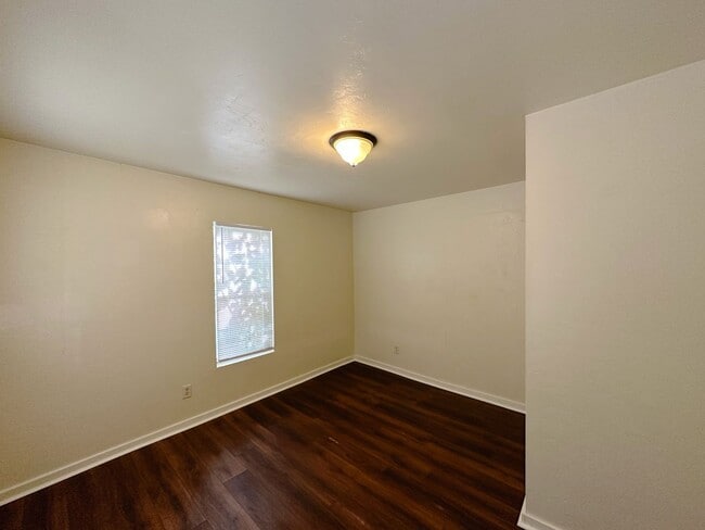 Building Photo - Cozy 2 Bedroom, 1 Bathroom House