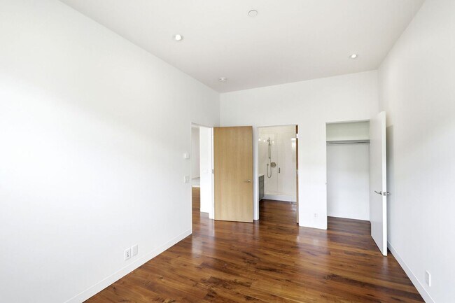 Building Photo - 1076 S Van Ness Ave