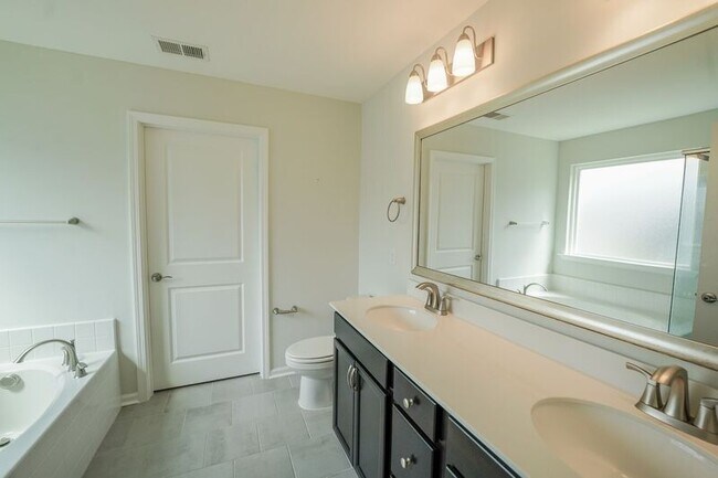 Building Photo - 3556 Castleoak Dr