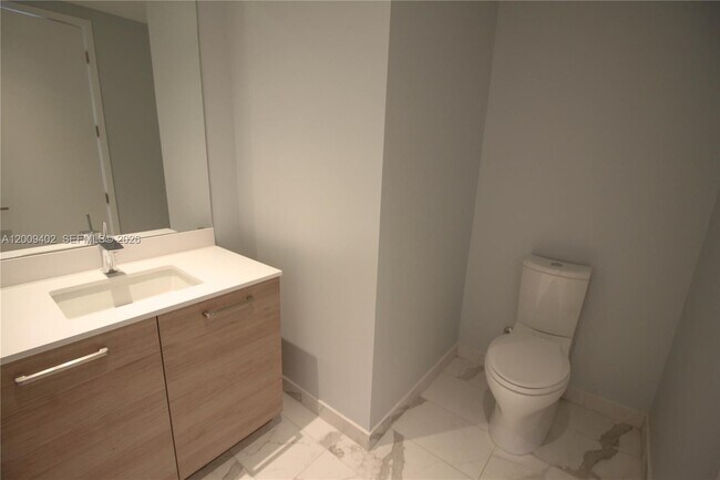 Building Photo - 5000 Island Estates Dr