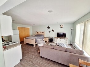Building Photo - Updated modern studio apartment