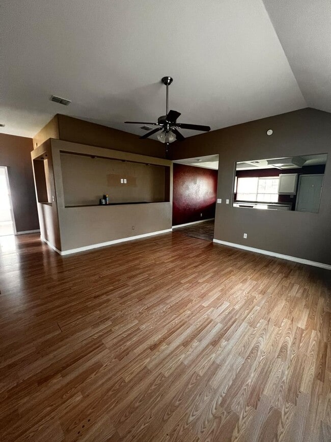 Building Photo - Large 3/2 Kingsville