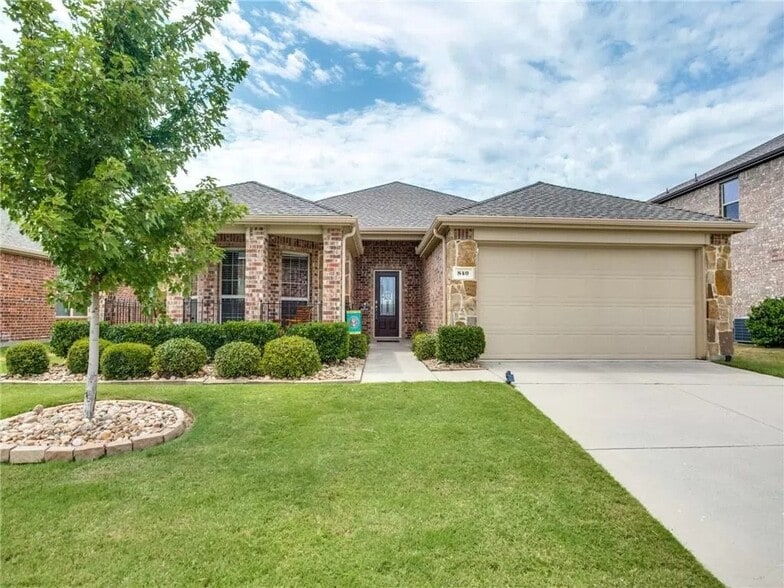 Primary Photo - 840 English Ivy Dr