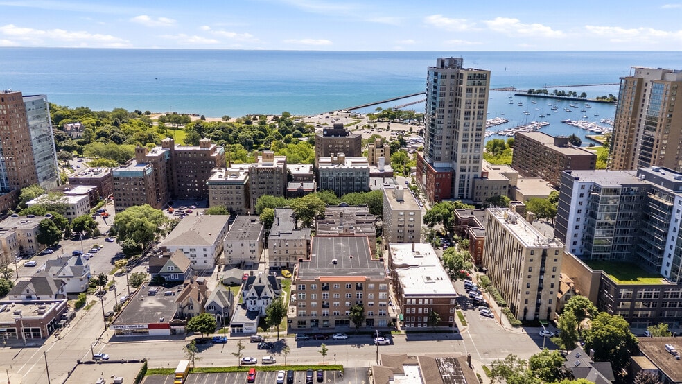 Just blocks from the Oak Leaf Trail and Lakefront - 1920 N Farwell Ave