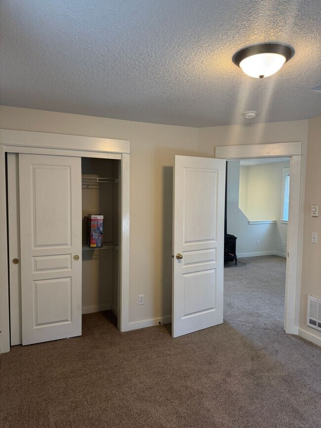 Building Photo - 437 NE Irving Ave