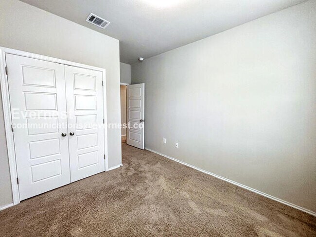 Building Photo - 3-Bed, 2-Bath Townhome with Fenced Yard & Garage / Pet-Friendly / Available Now!