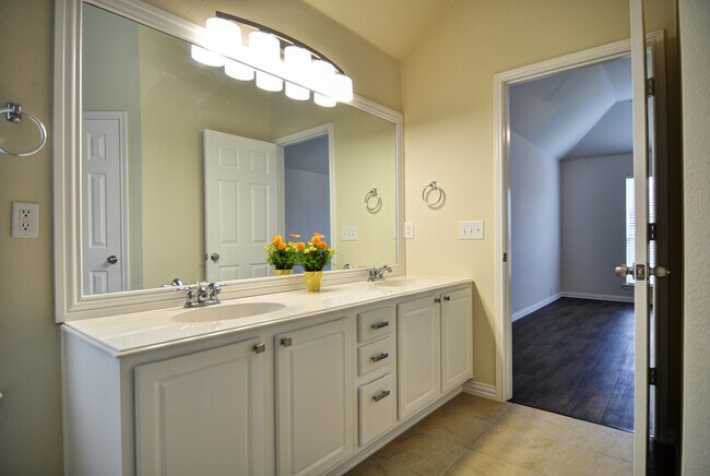 Building Photo - 8209 Livingston Ln