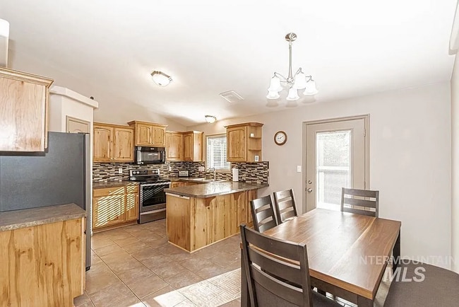 Building Photo - 2221 Frontier Dr