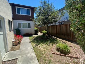 Building Photo - 3158 Moorpark Ave