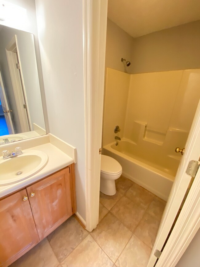 Building Photo - Perfect Duplex in a Great Auburn Neighborhood!