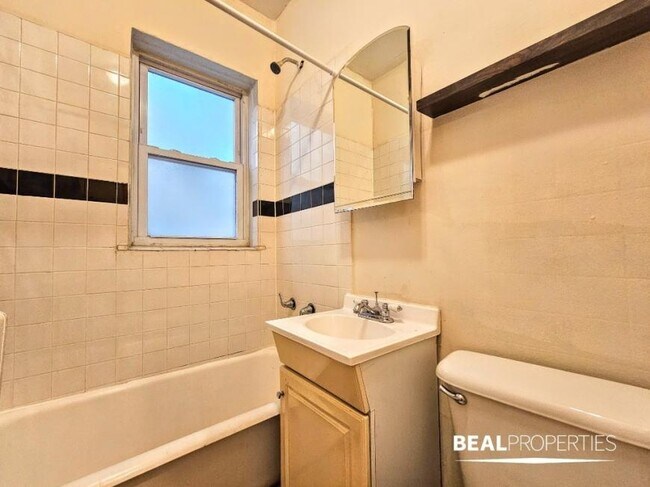 Building Photo - 0 bedroom in CHICAGO IL 60657