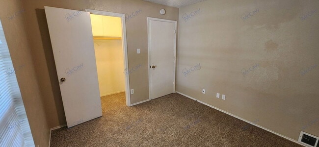 Building Photo - 2204 Oak Hill Dr