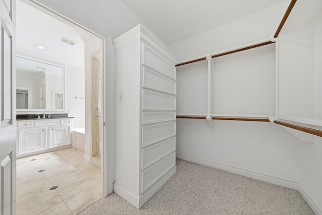 Building Photo - 3243 N Pemberton Cir Dr