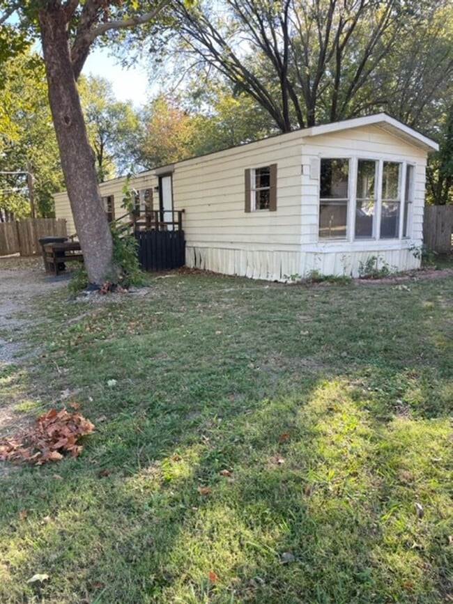 Building Photo - 328 NE Roselawn Ave