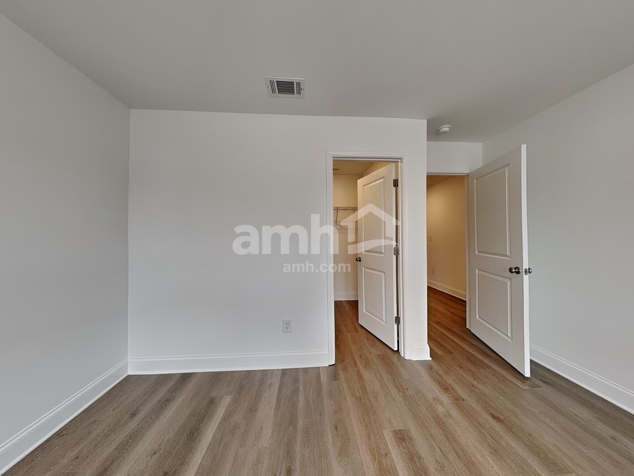 Building Photo - 496 Pointe Dr