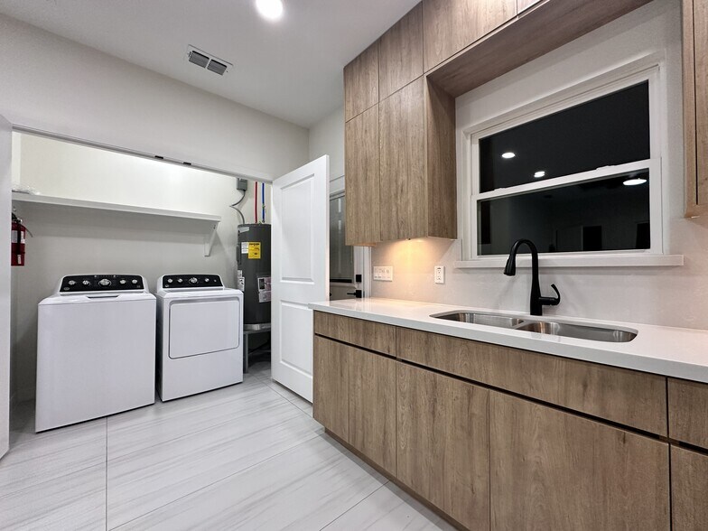 Building Photo - 11313 N 25th St