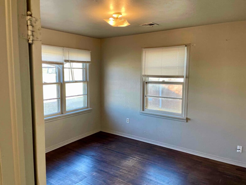 Building Photo - 1006 E Campbell St