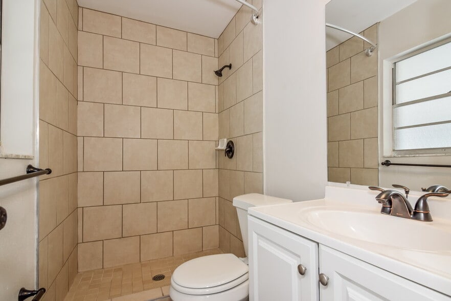 Building Photo - 110 7th Jpv St