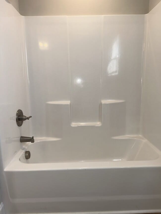 Building Photo - 2 Bedroom/1.5 bathroom