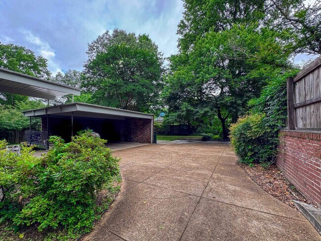 Building Photo - 3350 Highland Park Pl