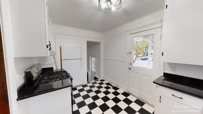 Building Photo - 1705 Jackson Ave