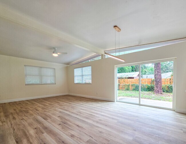 Building Photo - Beautifully Renovated 3/2 in Madison Park