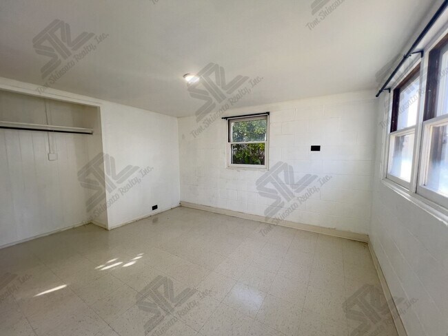 Building Photo - 435
