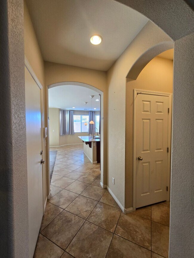 Building Photo - An Amazing 3 Bedroom Home in South East Las Vegas.