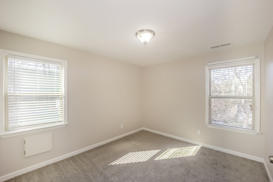 Building Photo - 1863 Phillips Ave