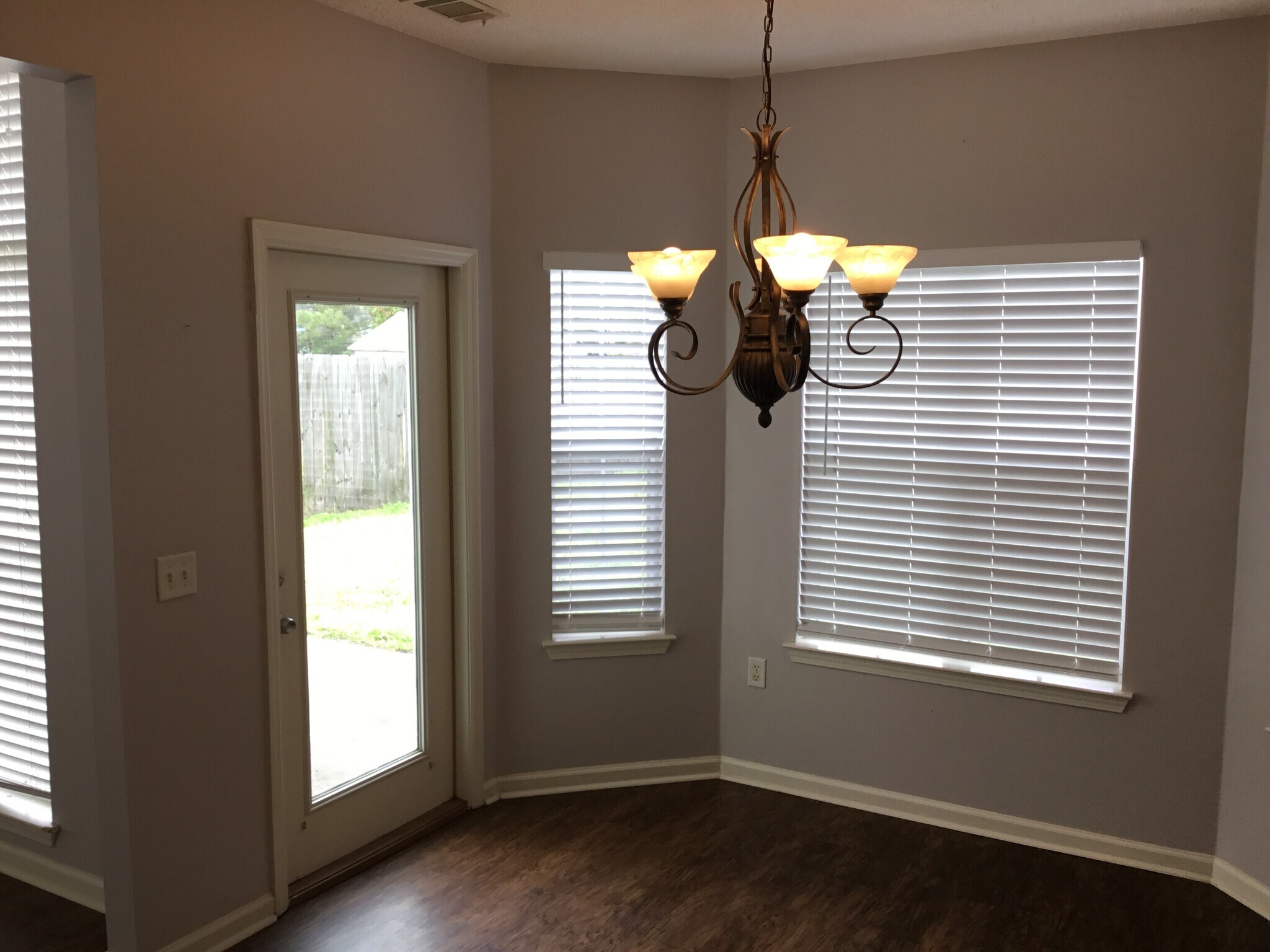 Building Photo - 805 Laurel Hill Cir
