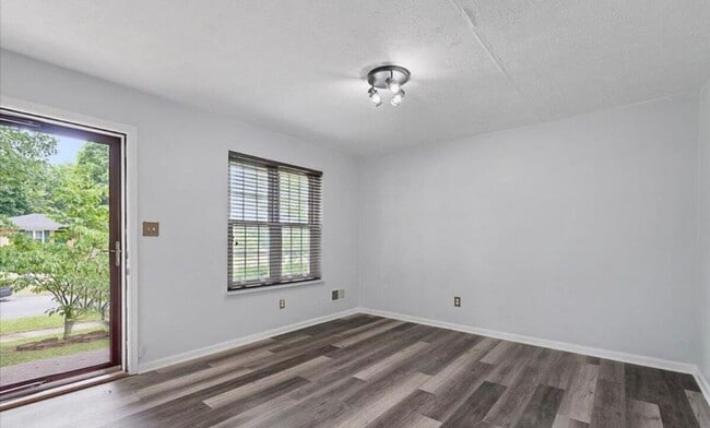 Building Photo - Updated Hillview Home! 3BR/2BA with Basement!
