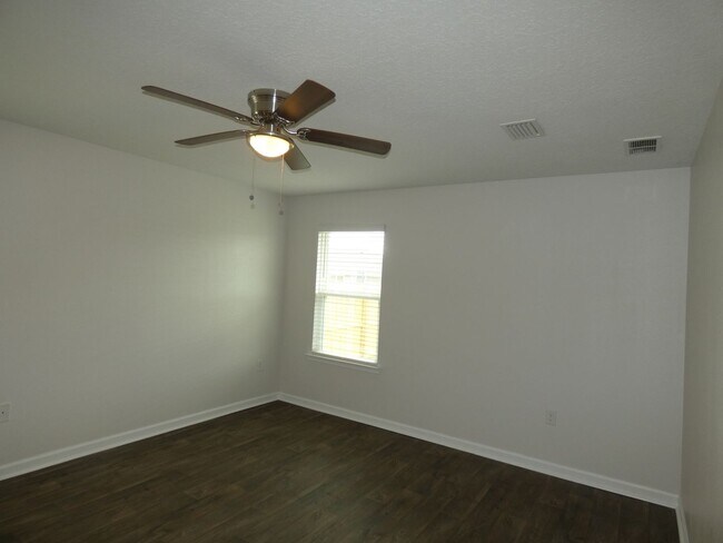 Building Photo - 3 Bed/2 Bath - Modern Upgrades