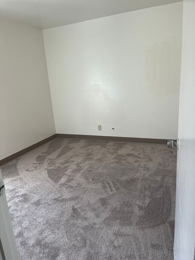 Building Photo - Rare 3 bedroom unit with 2 parking stalls