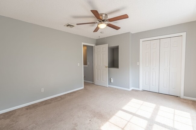 Building Photo - Multi Level Updated 2 Bedroom Condo