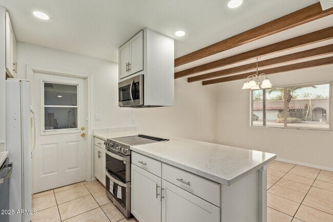 Building Photo - 2179 E Palmcroft Dr