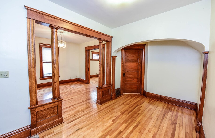 Entry - 800 5th Street Northeast