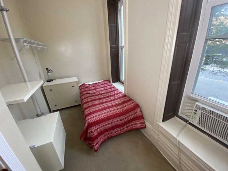 FL1 - Front Bedroom - 915 S Loomis St