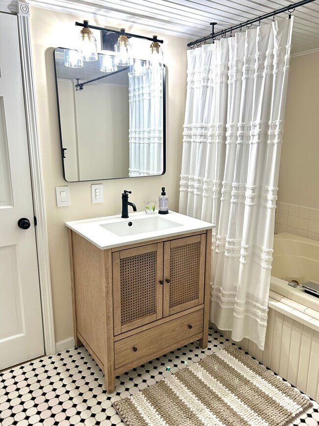 Building Photo - Home on East Bay – Impeccably Furnished Of...