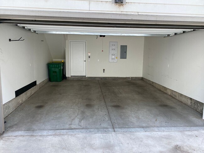 Building Photo - Gorgeous, Modern 3 Bedroom 4 Bathroom Townhouse Near Sloan's Lake