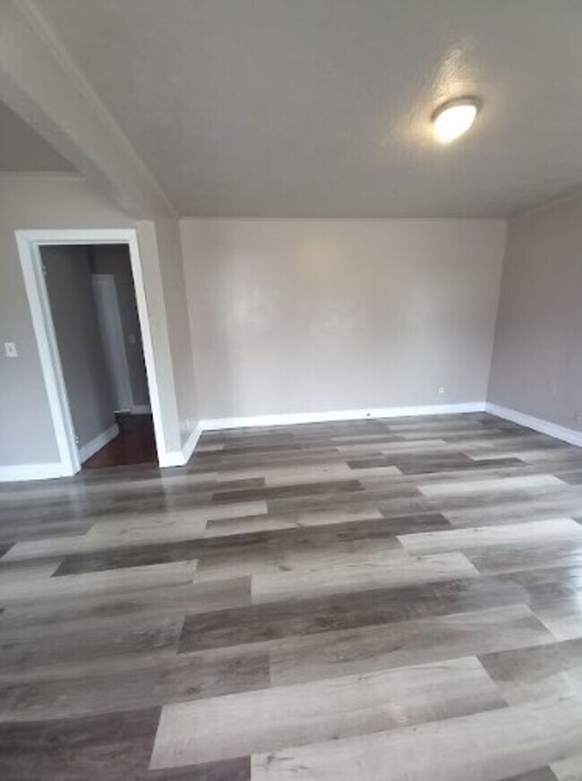 Building Photo - Cute 2 Bedroom Home!