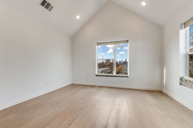 Building Photo - Prime location at Henderson and Ross, Two bedroom Condo w/ Private Drive