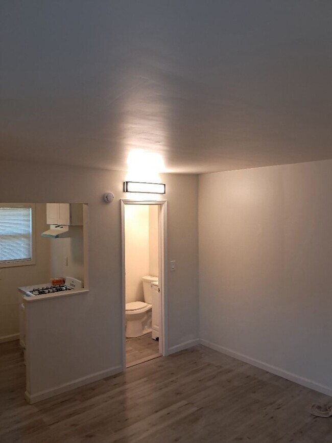 Building Photo - 818 E Rte 66