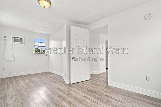 Building Photo - 1220 N 16th Ct