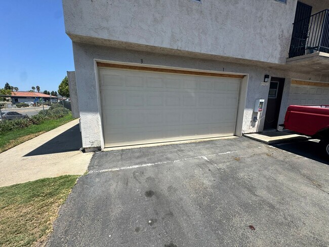 Building Photo - Updated 2 Bed / 1 Bath Condo in Lakeside